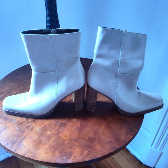 Candie's Y2K beige zip-up stacked heel ankle boots in cream - Picture 4 of 8